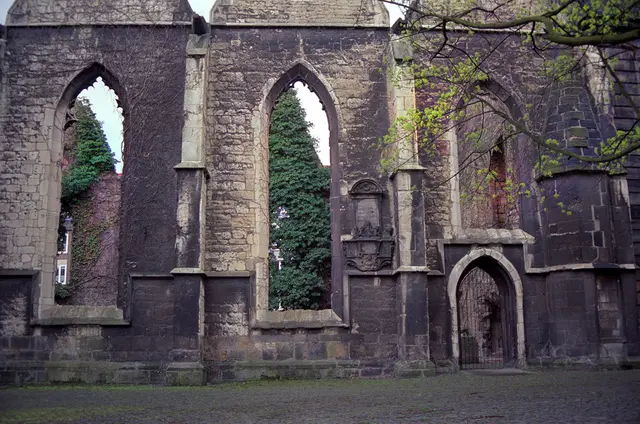 Der Bau der heutigen Aegidienkirche geht auf das Jahr 1347 zurück.Das idurch Bomben zerstörte Gotteshaus blieb Ruine und dient als Mahnmal gegen den Krieg.