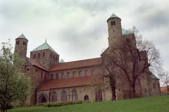 uralt: St. Michaelis ist eine otonische, also vor- bzw. frühromanische Kirche und heute UNESCO.Weltkulturerbe.