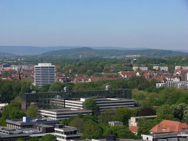 Blick über Hannover zum Benther Berg, im Hintergrund der Deister