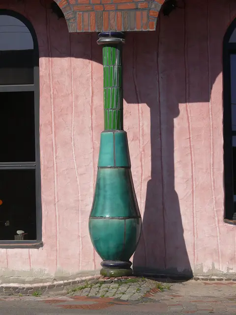 Kleiner Ort mit großem Bahnhof. Ein Zitat aus Wikipedia: "Das historische Empfangsgebäude aus dem Jahr 1847 wurde im Zuge eines Expo-2000-Projektes nach den Ideen und dem Konzept des österreichischen Künstlers Friedensreich Hundertwasser umgebaut."