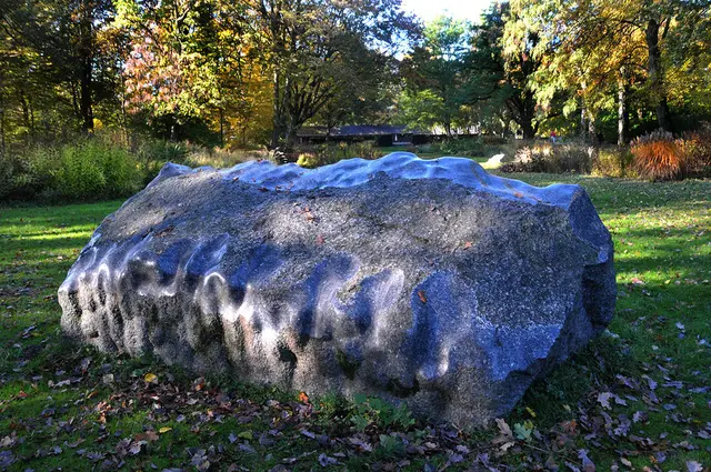 Der Stein ist ist ein Kunstwerk des in Döhren wirkenden Bildhausers Wilfried Behre. Die Skulptur befindet sich in der Grünanlage am Maschsee, nahe der Maschseequelle.