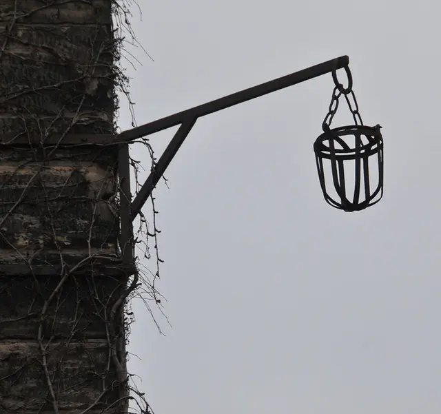 Dieser Eisenkorb hängt an der Stadtkirche St. Bartholomaei – früher auch Marktkirche genannt. Gruselig: In diesem Korb stellten die Wunstorfer den Kopf eines gewissen Ortgies Dove nach dessen Hinrichtung zur Schau. Dove hatte 1570 in der Stadt Feuer gelegt und ging als Brandstifter in die Geschichte ein. Heute ist der Korb allerdings leer.