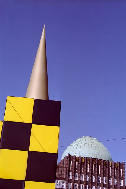 Ein künstlerisch gestalteter Busstop und das Anzeigerhochhaus.