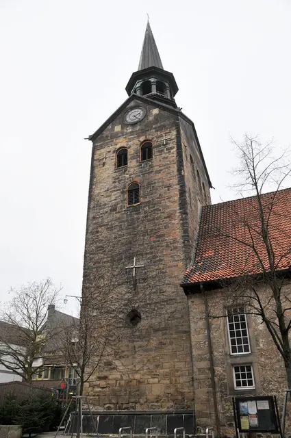 Das Kirchenschiff wurde um 1700 neu erbaurt; der Turm aber ist viel älter und stammt vermutlich aus der Zeit um 1130.
