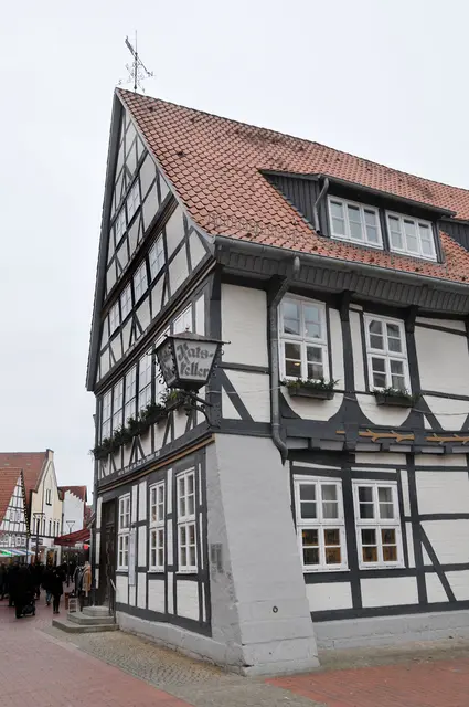 Zwar wurde das Gebäude des Ratskellers selbst erst um 1520/21 in seiner jetzigen Form erbaut, einige Gebäudeteile sind jedoch älter und werden ins Jahr 1501 datiert. Ein Keller mit Tonnengewölbe dürfte bereits im 14. Jahrhundert entsanden sein.