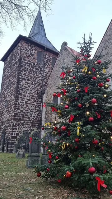 St. Nicolai-Kirche in Bothfeld (Foto: Katja Woidtke)

Am Nikolaustag lud ein gemütlicher Weihnachtsmarkt rund um die neoromanische Kirche zu einem Bummel von Bude zu Bude ein. Es gab weihnachtliche Musik, Leckereien, Handwerkskunst und mehr.   | Foto: Katja Woidtke