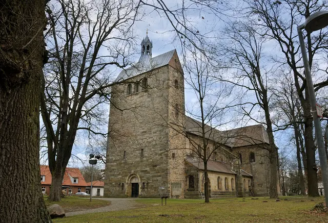 St. Cosmas und Damian in Wunstorf ist eine ev.-luth. Kirche, die auf ein 871  gegründetes Kanonissenstift zurückgeht. 