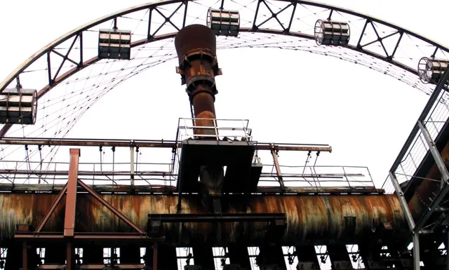 Das „Sonnenrad“ auf der Kokerei Zollverein war ein spektakuläres, nabenloses Riesenrad mit 14 Gondeln, das mitten durch die ehemalige Ofenbatterie führte. Es wurde 1999 installiert, war bis 2010 in Betrieb und ist heute stillgelegt.
