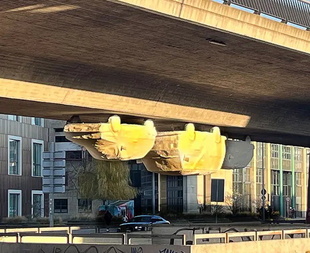 Drei Autos kopfüber: 1993 wurde unter der Raschplatzbrücke hinter dem Hauptbahnhof eine Installation des Künstlers Andreas von Weizsäcker angebracht. Wer bei dem Namen aufhorcht: richtig, es handelte sich um einen Sohn des frühern Bundespräsidenten Richard von Weizäcker. Die drei Autos hingen schon 1991 einmal dort, wurden dann wie abmontiert und verschönerten zwei Jahre später dann als ständiges Kunstwerk wieder das Stadtbild. Straßenkunst in Hannover.