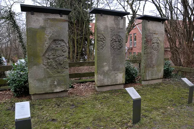 Historische Grabsteine an der Stiftskirche in Wunstorf
