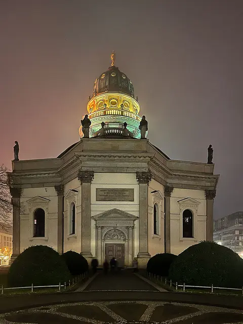 Der Deutsche Dom am Gendarmenmarkt wurde in den Jahren 1780–1785 errichtet. Der Begriff Dom umschreibt keine geistliche Funktion, sondern kommt aus dem Französischen von "dôme", was schlicht Kuppel bedeutet.