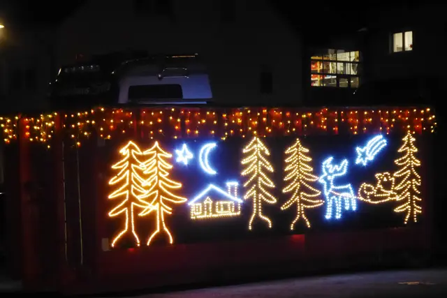 Weihnachtlich geschmückter Transportbehälter.