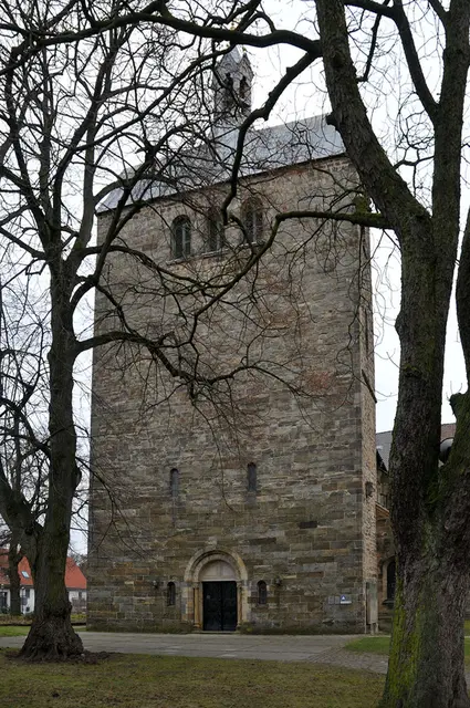 laut Internet: "Der Turm der Stiftskirche in Wunstorf ist ein
bedeutendes spätromanisches Bauwerk mit Barockelementen."