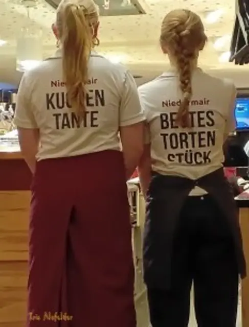 Kuchentante und Bestes Tortenstück zierten die Rückseite der T-Shirts 2er Angestellten einer Bäckerei/Cafe in Diedorf. | Foto: Iris Alef.