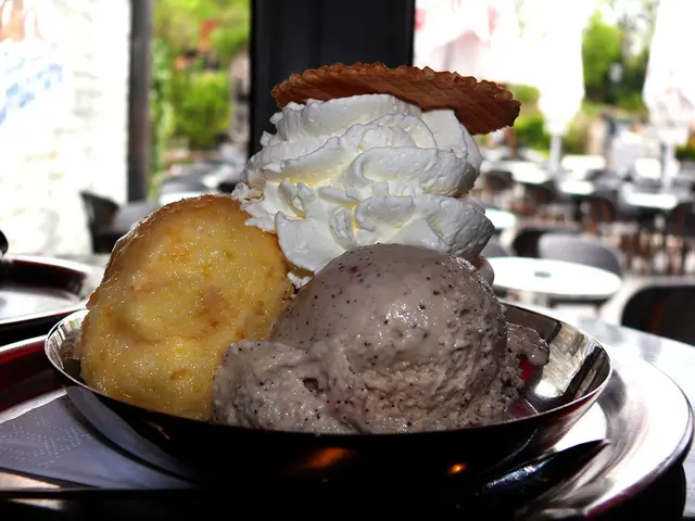 Das Foto entstand im Zoo-Eiscafé in Yukon Bay, als es noch einen Tischservice mit richtigen Gläsern und Schalen gab. Auf Papptellern schmeckt es mir einfach nicht.