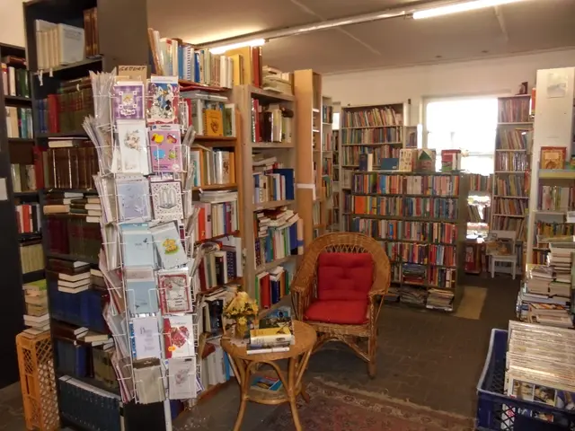 Es ist schwer, einen Buchladen zu verlassen. . . besonders im Januar, an einem Tag, an dem der Wind weht, das Eis tückisch ist und die Bücher darin in einer farbenfrohen Wärme zusammenkommen. (Teilansicht unserer Buchabteilung im Sozialkaufhaus Contact)
 | Foto: Sabine Presnitz