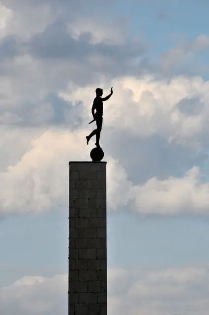 Fackelträgersäule am Maschsee-Nordufer