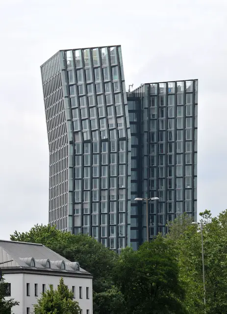 Die sogenannten "tanzenden Türme" wurden 2012 nach Plänen des Architektenbüros BRT – Bothe, Richter, Teherani errichtet.
