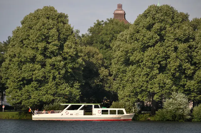 Dann kann man wieder mit den Üstra-Booten eine Mini-Kreuzfahrt über den Maschsee unternehmen