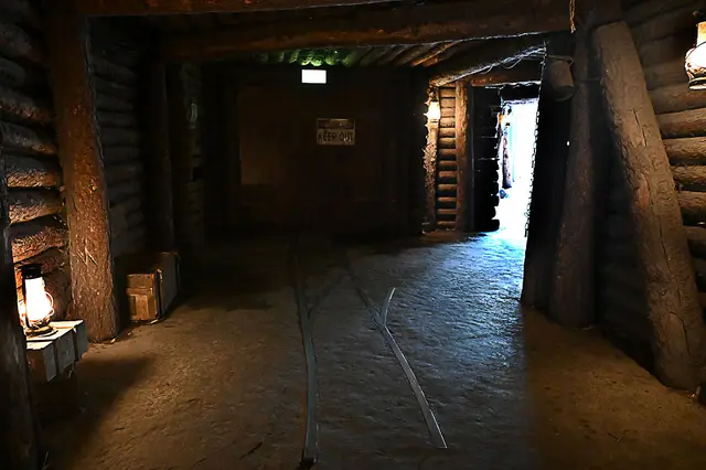 Durch einen nachgebauten Bergwerksstollen gelangen die Besucher zur Themenwelt Yukon Bay.
