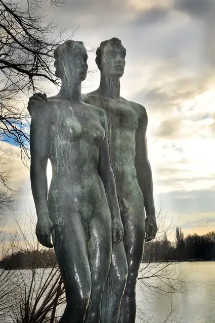 Der Künstler Georg Kolbe (1877-1947) erschuf im Jahr 1939 die Bronzeplastik "Menschenpaar", die am Maschsee in Hannover steht. Das Kunstwerk sollte wohl nach der Nazi-Propaganda das Idealbild für "arische Menschen" zeigen. Pikant: Es heißt, als Modelle standen zwei Menschen mit jüdischen Glauben.