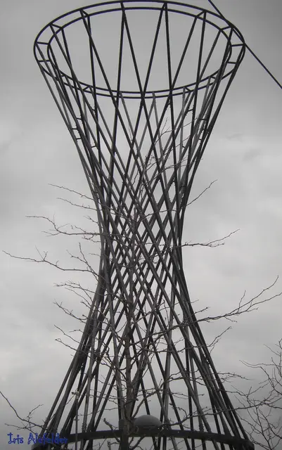 Mae West, ist eine 52 m hohe Skulptur im Stadtteil von München - Bogenhausen. | Foto: Iris Alef.