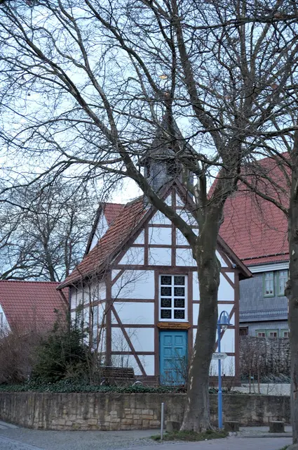 Elisabethkapelle in Alfeld. 1442  erstmals erwähnt, stand sie ursprünglich vor den Toren der Stadt und wurde 1981 – 1982  an den heutigen Standort umgesetzt,