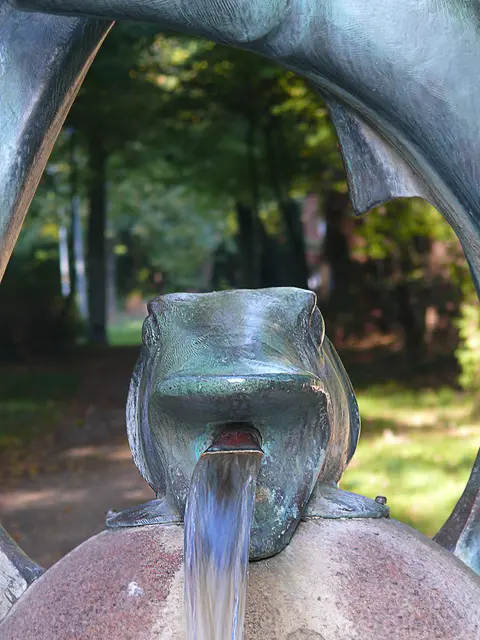 Er heißt eigentlich Arthur-Menge-Brunnen, doch die meisten Leute sagen shclicht Fischebrunnen, denn es sind wasserspeiende Lachse zu sehen.