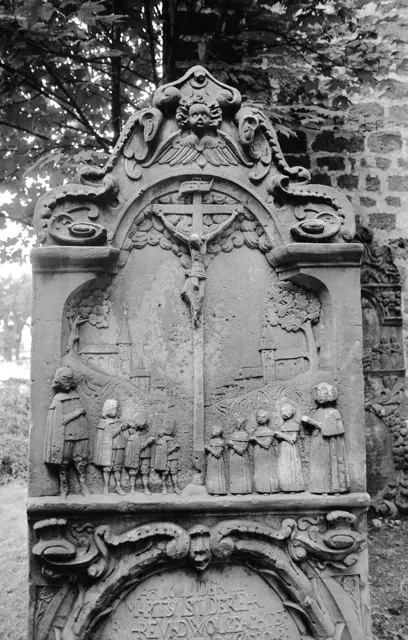 Jasper Hanebuth raubte und mordete in der Zeit nach dem 30jährigen Krieg rund um Hannover. Das ist lange her, dennoch zählt der Übeltäter noch immer zu den bekannten lokalen kriminellen Größen. Sein Bruder Hinrich blieb eher dem Gesetze verpflichtet. An der Bothfelder Nicolai Kirche erinnert ein Grabstein an Hinrich Hanebuth.