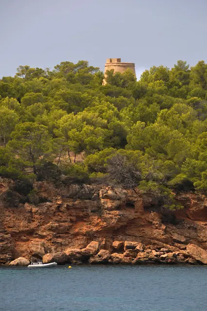 oben wacht ein Wehrturm über Portinatx