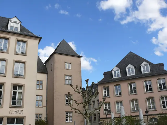 Der Platz Clairefontaine (benannt nach einer Gräfin des 18.Jh.) in Luxemburg-Stadt. Eigentlich ist der viereckige Turm in der Bildmitte – der Mohr-de-Waldt Tuerm - ein Stadtturm der zweiten Stadtbefestigung, um 1050 erbaut. Eigentlich. Nach einer Beschreibung im Luxemburgischen heißt es jedoch: „mee den Tuerm ass bei "Renovéierungs"aarbechten zerstéiert ginn, wat haut do steet ass en Neibau.“ Bei meinem Moselfränkisch ist viel Luft nach oben, doch soviel verstehe ich. Bei „Renovierungsarbeiten“ stürzte der historische Wehrturm ein und wurde als Neubau rekonstruiert.