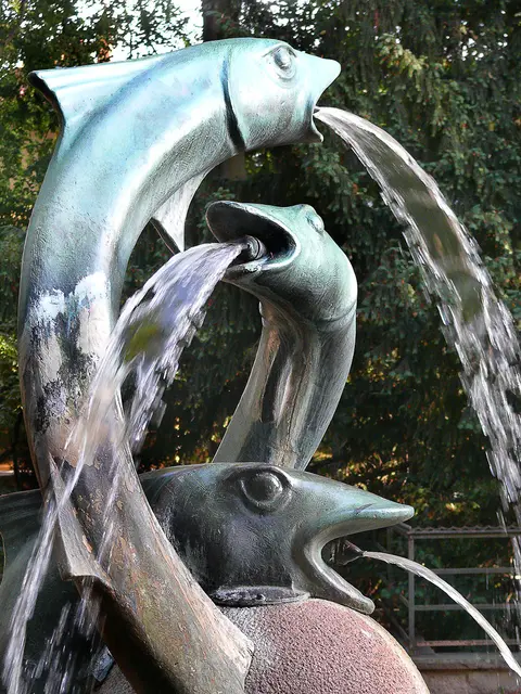 Der Arthur-Menge-Brunnen, Mitte der 1960er Jahre von Ludwig Vierthaler geschaffen.