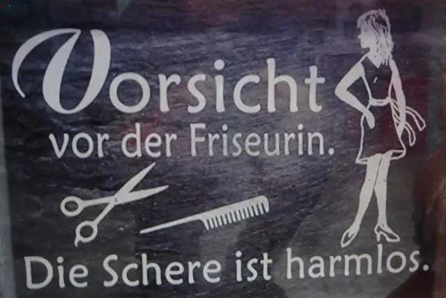 Vorsicht vor der Friseurin. Die Schere ist harmlos.