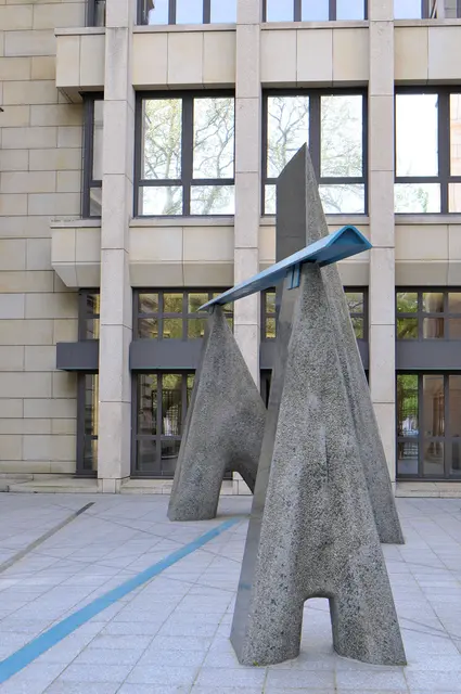 Skulptur „Triade“ von Louis Niebuhr (erschaffen 1994–1997) am Georgsplatz