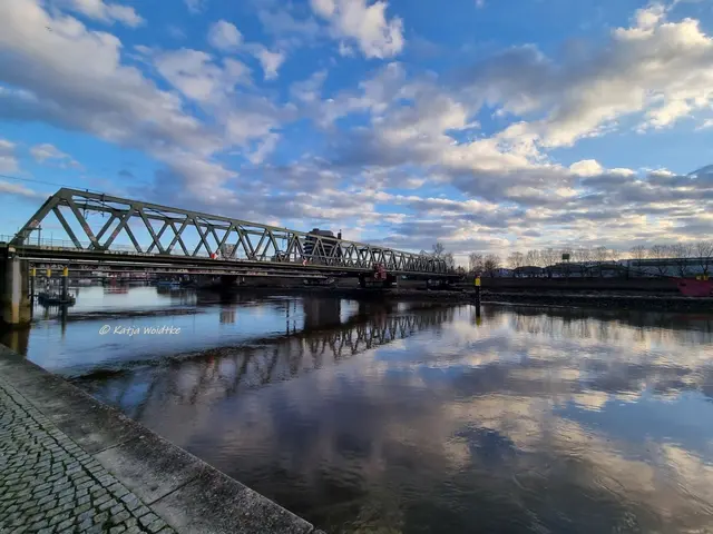 Bremer Eisenbahnbrücke zum Stephaniviertel mit Wolkenspiegelungen auf der Weser (Foto: Katja Woidtke)

Bremen ist immer wieder sehenswert. In der Überseestadt trifft historischer Charme auf moderne Architektur. 

Wir schauten am Ufer der Weser den langsam ziehenden Wolken hinterher und genossen das frühlingshafte Wetter. | Foto: Katja Woidtke