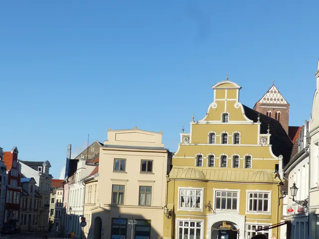 Gelbes Gebäude ist die "Alte Löwenapotheke", dort befindet sich heute ein Café und im Hintergrund ist die Nikolaikirche zu sehen. | Foto: N. Käse