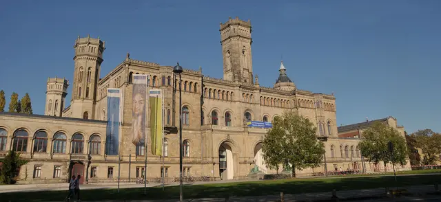 Die Gottfried Wilhelm Leibniz Universität Hannover residiert im alten Welfenschloss. Der hannoversche König konnte es aber gar nicht mehr nutzen. Denn im deutsch-deutschen Krieg stand Hannover auf der Seite von Österreich und die Preußen anektierten das Königreich, machten aus dem gerade erst neuerbauten Schloss eine technische Hochschule.

Bevor 1857 mit dem Bau des neuen Schlosses begonnen wurde, stand hier das Schloss Monbrillant.
