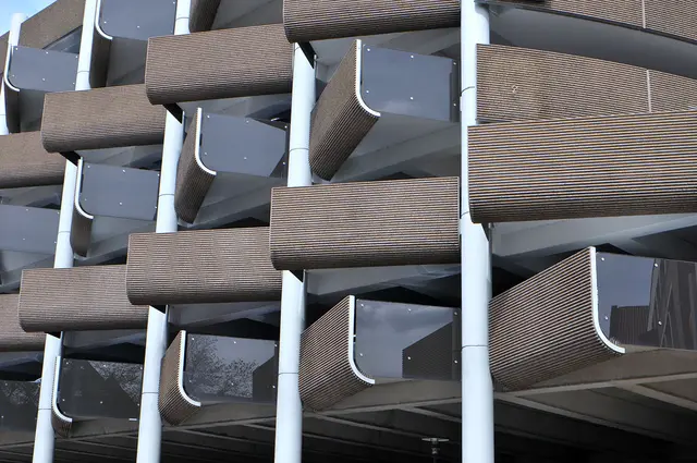Die Fassade eines Parkhauses kann durchaus fotografisch interessante Strukturen bieten.