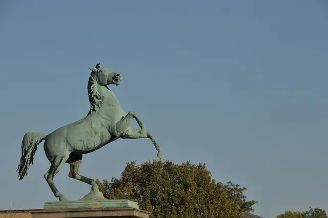 das Niedersachsenross vor dem Welfenschloss (Universität).