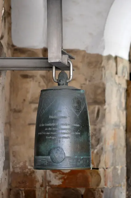 Die Hiroshima-Friedensglocke in der Aegidienkirche wurde der Stadt Hannover 1983 von der japanischen Partnerstadt Hiroshima geschenkt.  Jährlich am 6. August wird sie zum Gedenken an die Opfer des Atombombenabwurfs 1945 geschlagen. 