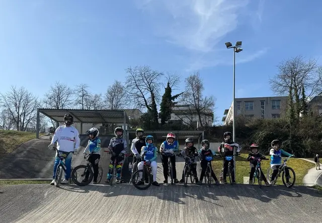 Die MAC Königsbrunn BMX-Sportler zu Besuch auf der BMX Supercross-Bahn in Stuttgart. | Foto: Hannah Heilmeier