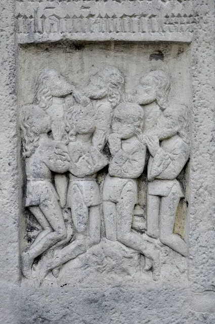 Es handelt sich bei dem Stein an der Aegidienkirche um eine Nachbildung, das Original ist wohl verwahrt.
