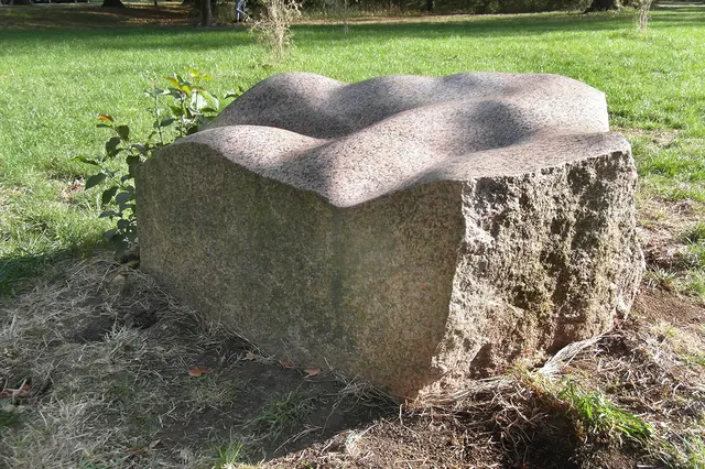 Der hannoversche Künstler Wilfried Behre schuf die Objekte "Global StoneLine". Die teilweise behauenen und polierten Granitfelsen fügen sich harmonisch in die Parklandschaft rund um den Maschsee ein. 1989 begann er mit dieser Arbeit. Seine Steine finden sich zwischen dem Südanleger und der Löwenbastion sowie neben der Maschseequelle.