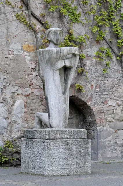 Skulptur „Demut“ von Kurt Lehmann in der Aegidienkirche