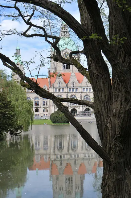 ... zum Neuen Rathaus