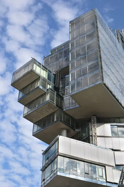 Markante Architektur. Der Entwurf stammt vom Architekturbüro Behnisch, Behnisch &amp; Partner. Leider musste dem Neubau eine historische, denkmalgeschützte Tankstelle weichen.