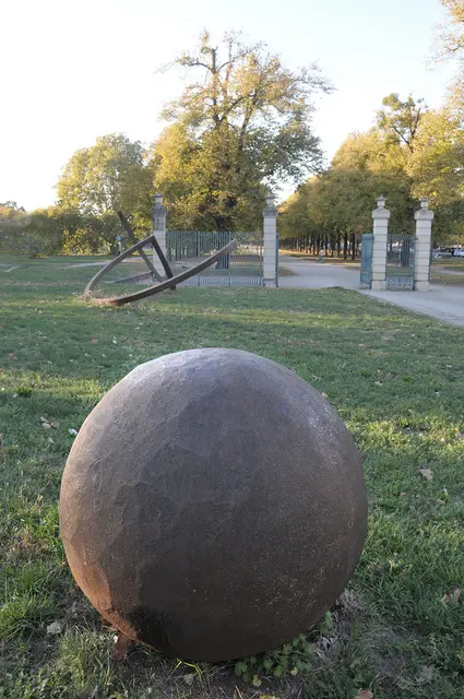 Skulptur „Kreisteilung – Quadratanordnung – Kugel“ des Künstlers Alf Lechner am Königsworther Platz