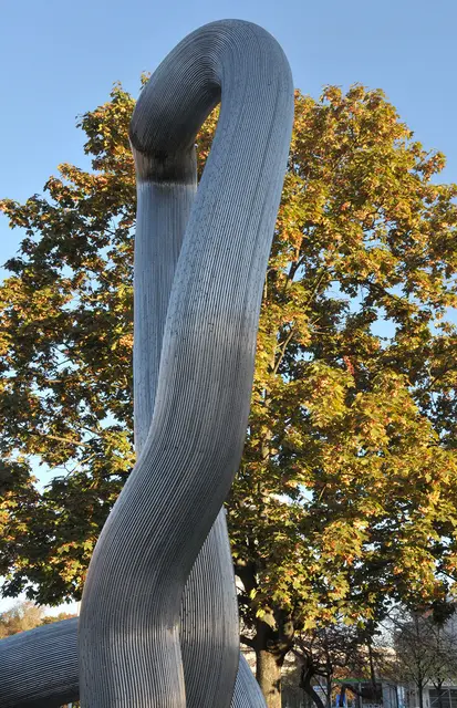 Die Skulptur wurde in den Jahren 1983 bis 1985 von geschaffen und die Röhren sollen das Werden und Wachsen in der Natur symbolisieren.