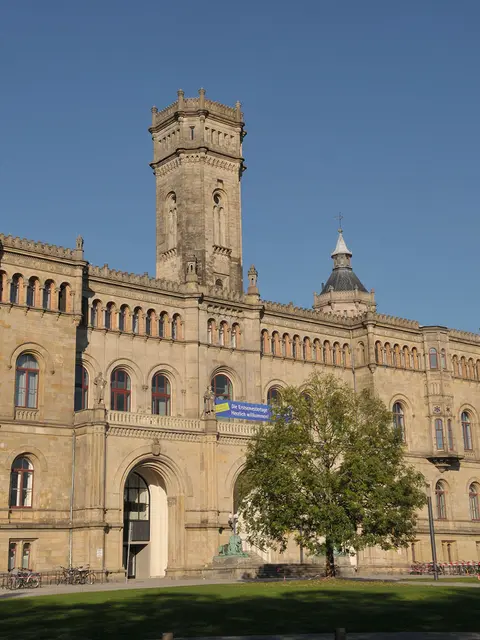 Das als Welfenschloss errichtete Gebäude ist heute Universität