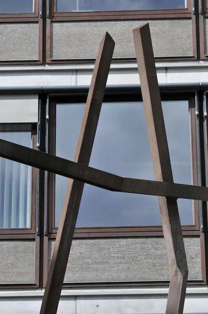 In Vent, StahlplastikInstallation von Robert Schad, 1994, im Innenhof zwischen zwischen Friedrichswall und Breite Straße